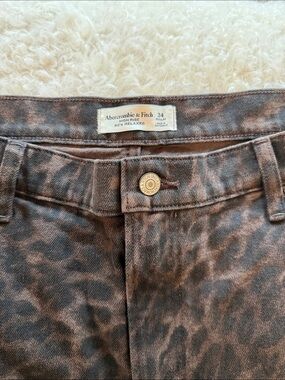 Abercrombie & Fitch Leopard Print High-Rise Relaxed Jeans - Brown/Black